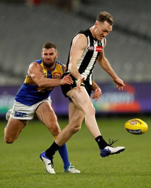 Jack Darling of the Eagles tackles Jack Madgen of the Magpies during the round 20 AFL match between Collingwood Magpies and West Coast Eagles at...