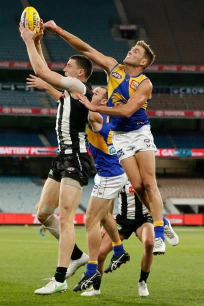 Darcy Cameron of the Magpies marks the ball during the round 20 AFL match between Collingwood Magpies and West Coast Eagles at Melbourne Cricket...