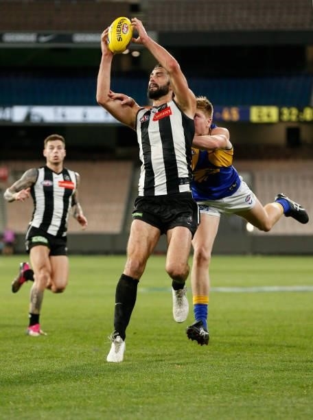 Brodie Grundy of the Magpies marks the ball during the round 20 AFL match between Collingwood Magpies and West Coast Eagles at Melbourne Cricket...