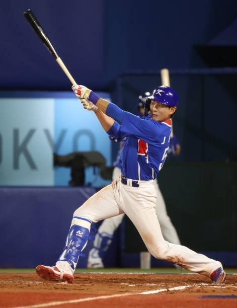 Jung Hoo Lee of Team South Korea bats in the eighth inning during the baseball opening round Group B game between Team South Korea and Team United...