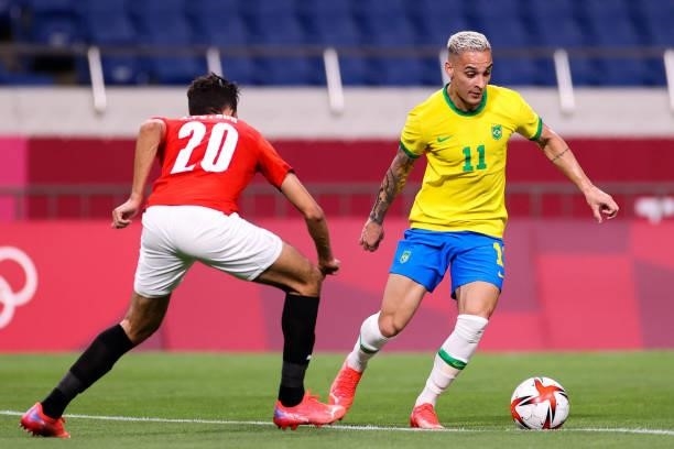 Antony of Brazil controls the ball in the Men's Quarterfinal match between Brazil and Egypt during the Tokyo 2020 Olympic Games at Saitama Stadium on...