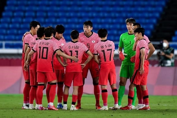 Tae-wook Jeong of South Korea forms a huddle with his team mates during the Men's Football Tournament Quarter Final match between South Korea and...