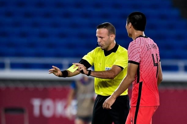 Referee Orel Grinfeeld of Israel and Ji-soo Park of South Korea during the Men's Football Tournament Quarter Final match between South Korea and...