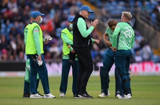 Invincibles team coach John Bracewell speaks with batsmen Tom Curran and Jason Roy during The Hundred match between Northern Superchargers Men and...