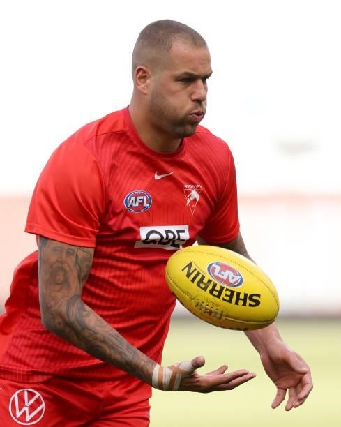 Lance Franklin of the Swans warms up during the round 20 AFL match between Essendon Bombers and Sydney Swans at Melbourne Cricket Ground on August...