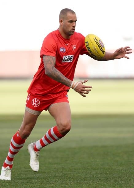 Lance Franklin of the Swans warms up during the round 20 AFL match between Essendon Bombers and Sydney Swans at Melbourne Cricket Ground on August...