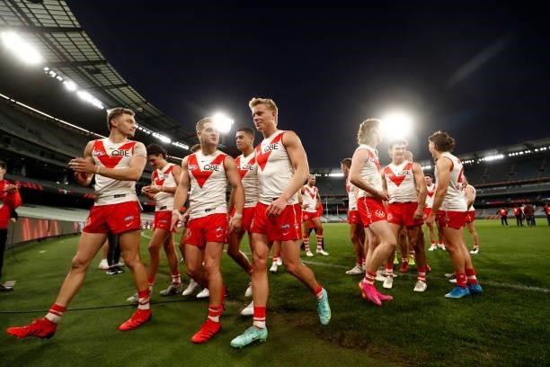 Sydney Swans players walk off the ground after the round 20 AFL match between Essendon Bombers and Sydney Swans at Melbourne Cricket Ground on August...