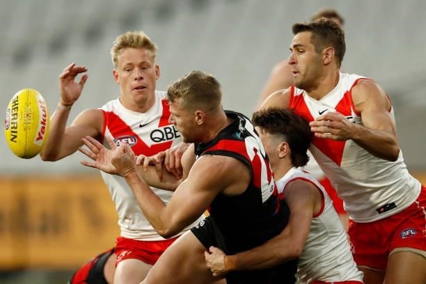 Jake Stringer of the Bombers handballs during the round 20 AFL match between Essendon Bombers and Sydney Swans at Melbourne Cricket Ground on August...