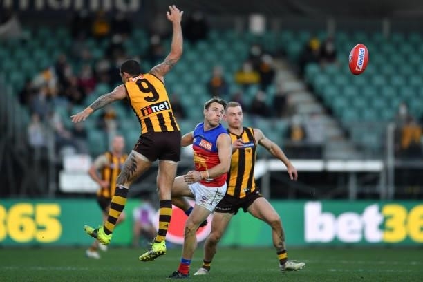 Lincoln McCarthy of the Lions contests the ball against Shaun Burgoyne of the Hawks during the round 19 AFL match between Hawthorn Hawks and Brisbane...
