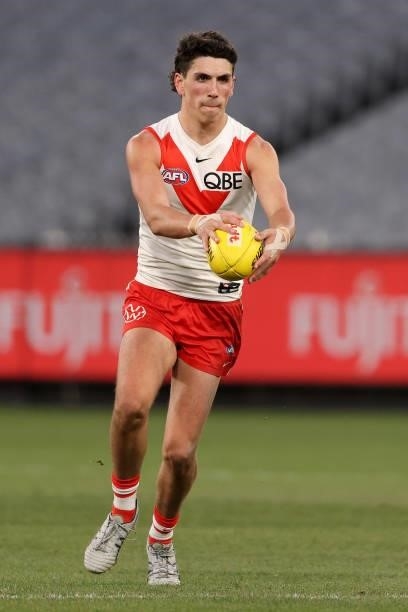 Justin McInerney of the Swans in action during the round 20 AFL match between Essendon Bombers and Sydney Swans at Melbourne Cricket Ground on August...