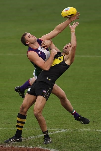 Sean Darcy of the Dockers and Toby Nankervis of the Tigers contest the ruck during the round 20 AFL match between Fremantle Dockers and Richmond...