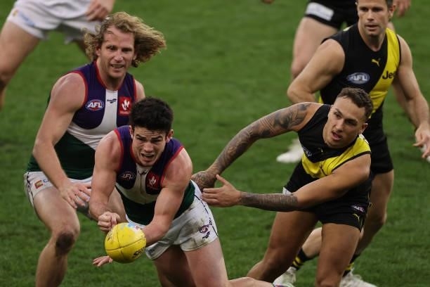 Andrew Brayshaw of the Dockers handballs during the round 20 AFL match between Fremantle Dockers and Richmond Tigers at Optus Stadium on August 01,...