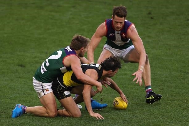 Daniel Rioli of the Tigers contests for the ball against Mitchell Crowden and Matt Taberner of the Dockers during the round 20 AFL match between...
