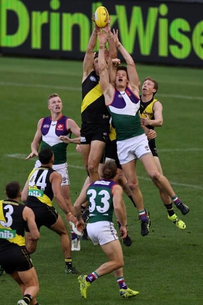 Toby Nankervis of the Tigers and Matt Taberner of the Dockers contest for a mark during the round 20 AFL match between Fremantle Dockers and Richmond...