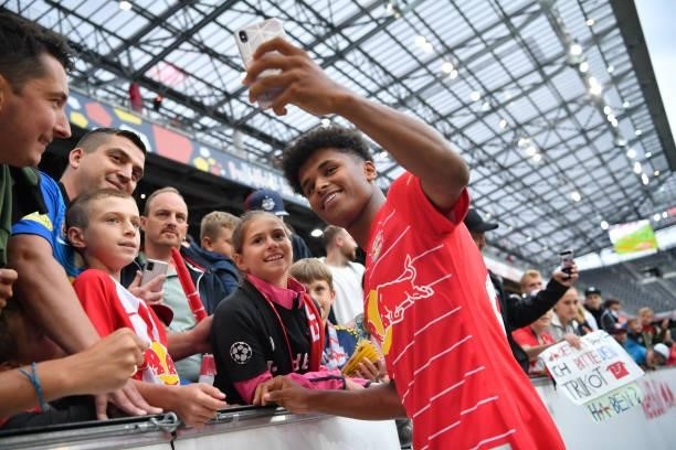 Karim Adeyemi of FC Red Bull Salzburg takes a selfie with a fan after the Admiral Bundesliga match between FC Red Bull Salzburg and SV Ried at Red...