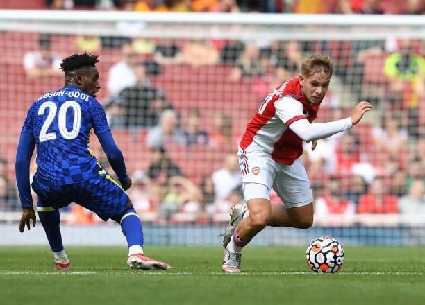 Emile Smith Rowe of Arsenal takes on Callum Hudson-Odoi of Chelsea during the pre season friendly between Arsenal and Chelsea at Emirates Stadium on...