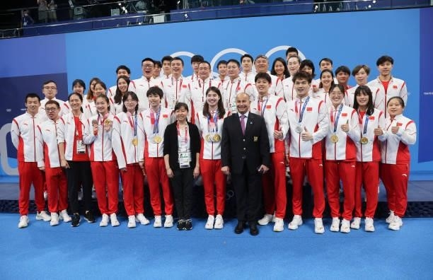 Team China with Zhang Yufei and FINA President Husain Al-Musallam pose on day nine of the swimming competition of the Tokyo 2020 Olympic Games at...