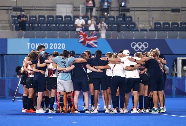 Team Great Britain huddle on pitch following victory in the Women's Quarterfinal match between Spain and Great Britain on day ten of the Tokyo 2020...