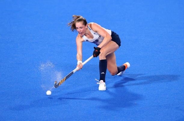 Giselle Ansley of Team Great Britain passes the ball during the Women's Quarterfinal match between Spain and Great Britain on day ten of the Tokyo...