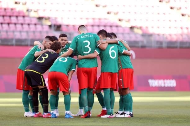 Players of Team Mexico form a huddle prior to the Men's Football Semi-final match between Mexico and Brazil on day eleven of the Tokyo 2020 Olympic...