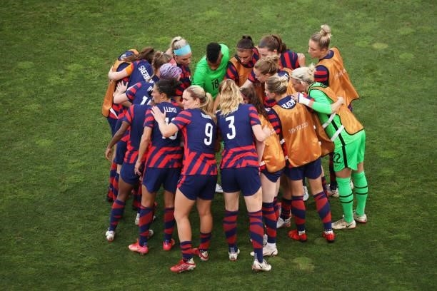Players of Team United States form a huddle prior to the Women's Bronze Medal match between United States and Australia on day thirteen of the Tokyo...