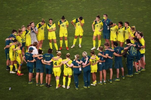Players of Team Australia look dejected as they have a team talk with Tony Gustafsson, Head Coach of Team Australia following defeat in the Women's...
