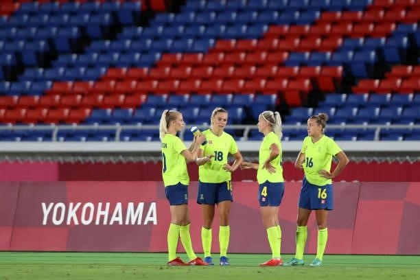 Sofia Jakobsson, Fridolina Rolfo, Hanna Glas and Filippa Angeldal of Team Sweden take a drinks break during the Women's Gold Medal Match between...