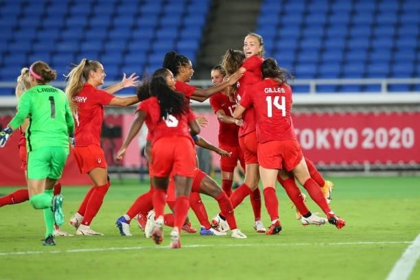 Julia Grosso of Team Canada celebrates with Vanessa Gilles, Jessie Fleming, Jordyn Huitema and teammates after scoring the winning penalty in the...