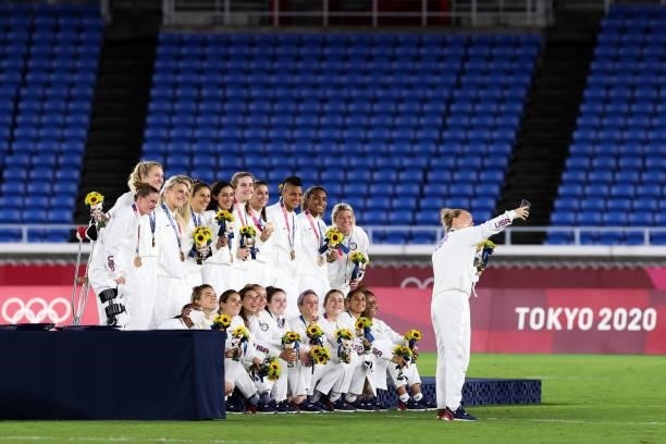 Players of United States take group photo after award ceremony of the Olympic women's football gold medal match between Sweden and Canada at...