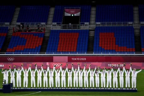 The team of the United States after receiving the bronze medal during the Tokyo 2020 Olympic Women's Football Tournament Gold Medal match between...