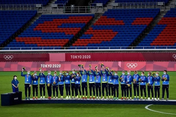 The team of Sweden after receiving the silver medal during the Tokyo 2020 Olympic Women's Football Tournament Gold Medal match between Sweden and...