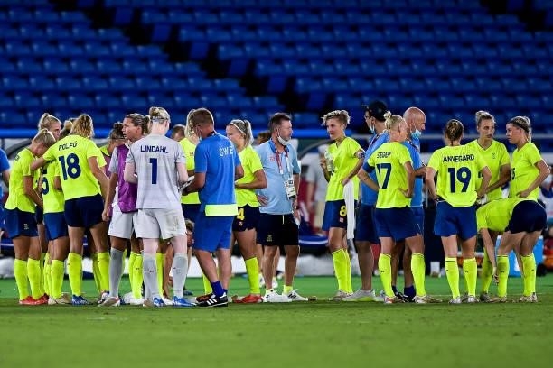 Team of Sweden form a huddle during the Tokyo 2020 Olympic Women's Football Tournament Gold Medal match between Sweden and Canada at International...