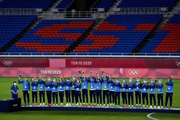 The team of Sweden after receiving the silver medal during the Tokyo 2020 Olympic Womens Football Tournament Gold Medal match between Sweden and...