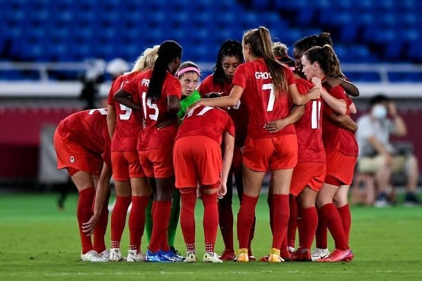 Stephanie Labbe of Canada forms a huddle with her team mates during the Tokyo 2020 Olympic Womens Football Tournament Gold Medal match between Sweden...