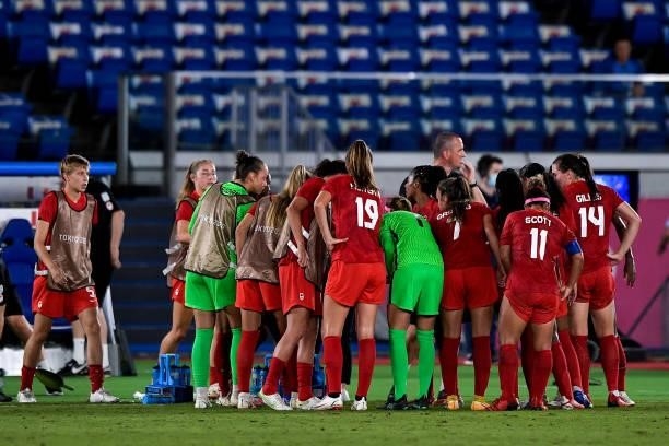 The team of Canada form a huddle during the Tokyo 2020 Olympic Womens Football Tournament Gold Medal match between Sweden and Canada at International...