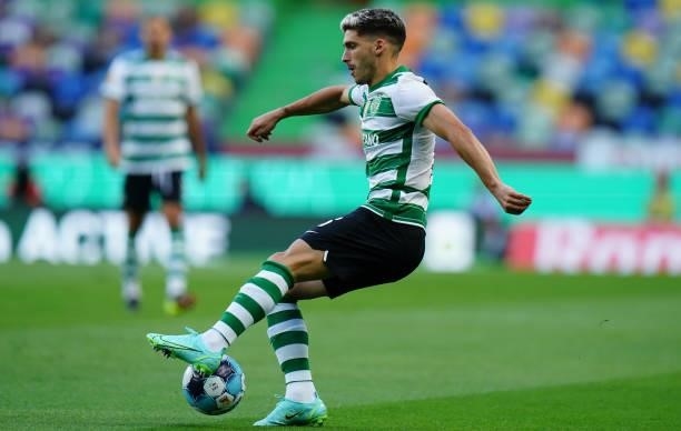 Ruben Vinagre of Sporting CP controls the ball during the Liga Bwin match between Sporting CP and FC Vizela at Estadio Jose Alvalade on August 6,...