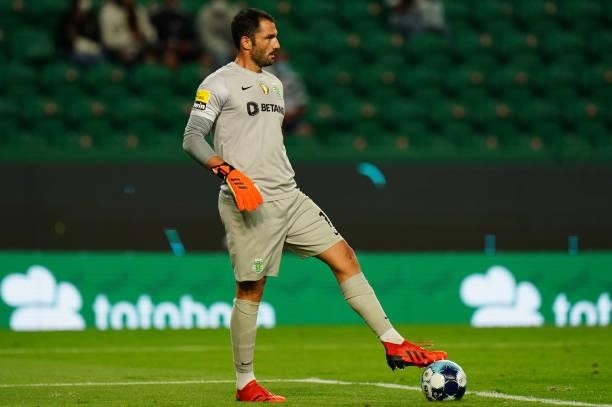Antonio Adan of Sporting CP controls the ball during the Liga Bwin match between Sporting CP and FC Vizela at Estadio Jose Alvalade on August 6, 2021...