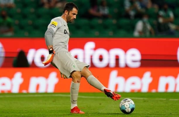 Antonio Adan of Sporting CP kicks the ball during the Liga Bwin match between Sporting CP and FC Vizela at Estadio Jose Alvalade on August 6, 2021 in...