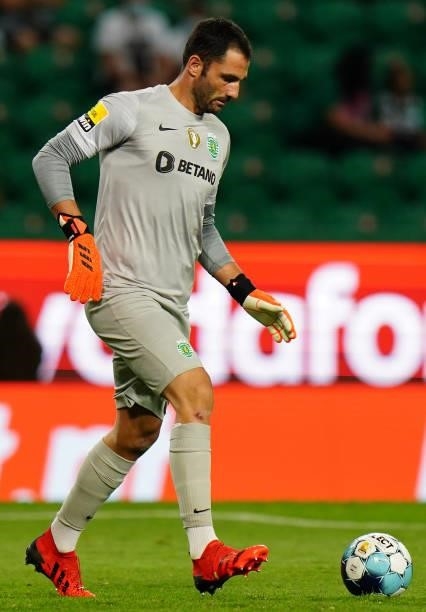 Antonio Adan of Sporting CP runs with the ball during the Liga Bwin match between Sporting CP and FC Vizela at Estadio Jose Alvalade on August 6,...