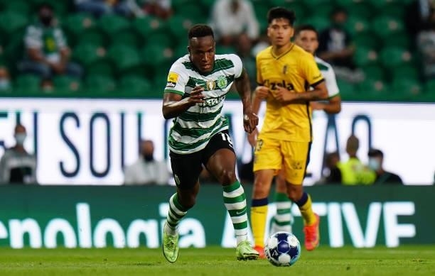 Jovane Cabral of Sporting CP runs with the ball during the Liga Bwin match between Sporting CP and FC Vizela at Estadio Jose Alvalade on August 6,...
