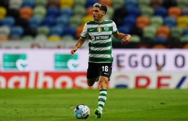 Ruben Vinagre of Sporting CP Runs with the ball during the Liga Bwin match between Sporting CP and FC Vizela at Estadio Jose Alvalade on August 6,...