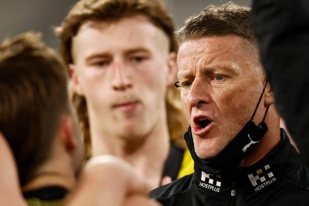 Tigers head coach Damien Hardwick speaks to his players during the round 21 AFL match between Richmond Tigers and North Melbourne Kangaroos at...