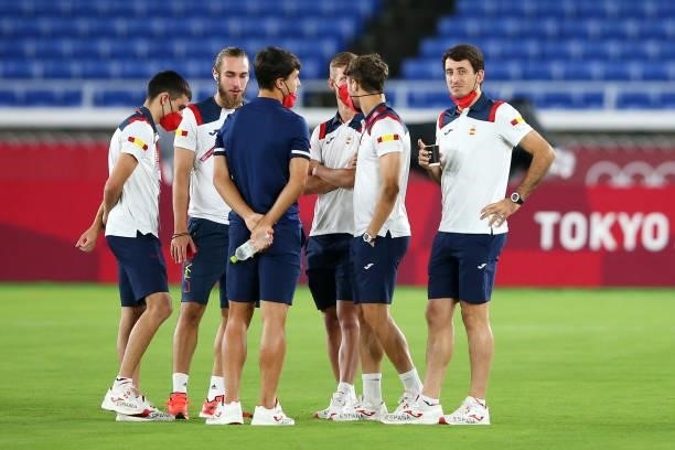 Mikel Oyarzabal of Team Spain inspects the pitch with team mates prior to the Men's Gold Medal Match between Brazil and Spain on day fifteen of the...
