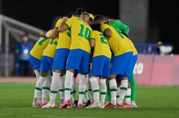 Players of Brazil form a huddle prior to the Men's Gold Medal Match between Brazil and Spain on day fifteen of the Tokyo 2020 Olympic Games at...