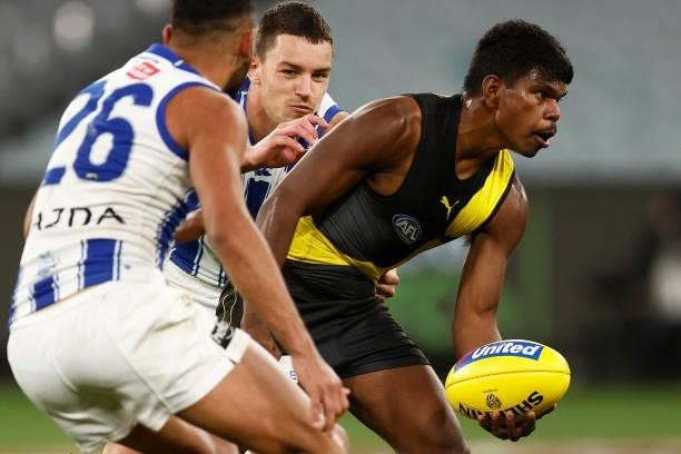 Maurice Rioli of the Tigers handballs during the round 21 AFL match between Richmond Tigers and North Melbourne Kangaroos at Melbourne Cricket Ground...