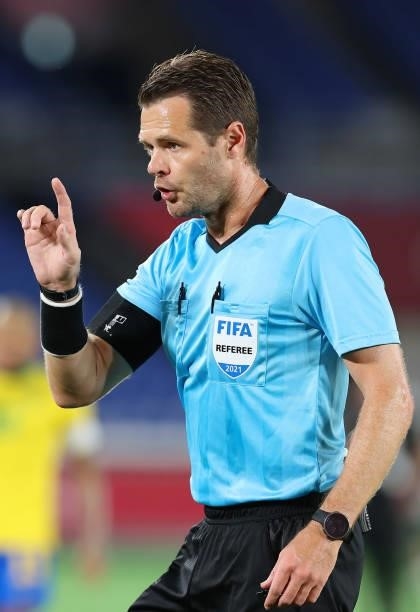 Match Referee, Chris Beath gestures during the Men's Gold Medal Match between Brazil and Spain on day fifteen of the Tokyo 2020 Olympic Games at...