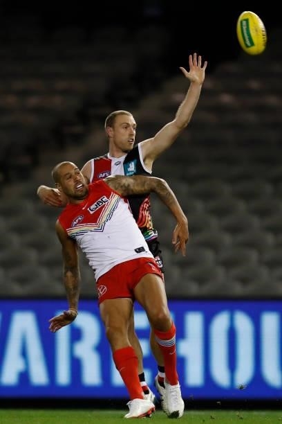 Lance Franklin of the Swans and Callum Wilkie of the Saints compete during the round 21 AFL match between St Kilda Saints and Sydney Swans at Marvel...