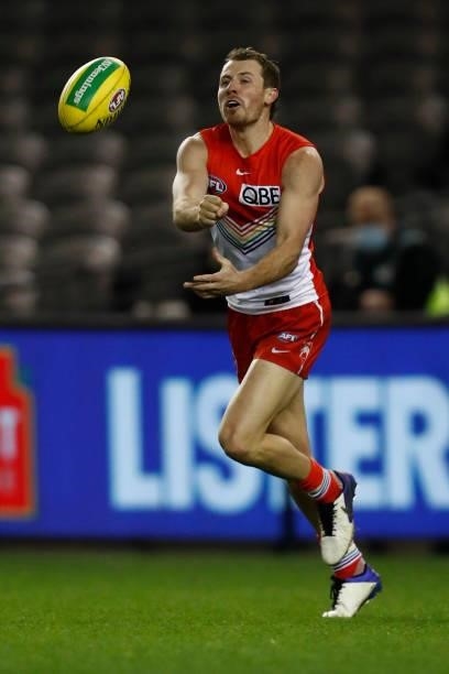 Harry Cunningham of the Swans handballs during the round 21 AFL match between St Kilda Saints and Sydney Swans at Marvel Stadium on August 07, 2021...