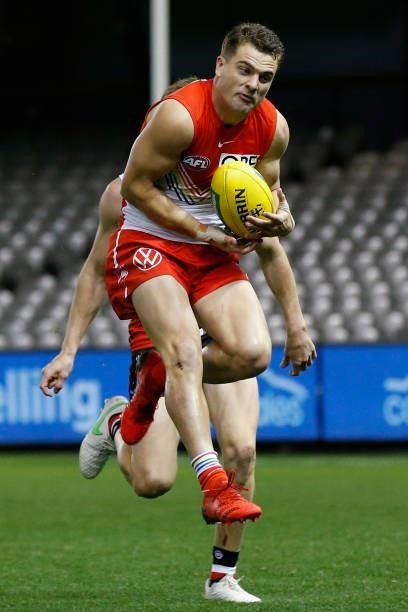 Tom Papley of the Swans marks the ball during the round 21 AFL match between St Kilda Saints and Sydney Swans at Marvel Stadium on August 07, 2021 in...