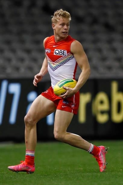 Isaac Heeney of the Swans runs with the ball during the round 21 AFL match between St Kilda Saints and Sydney Swans at Marvel Stadium on August 07,...